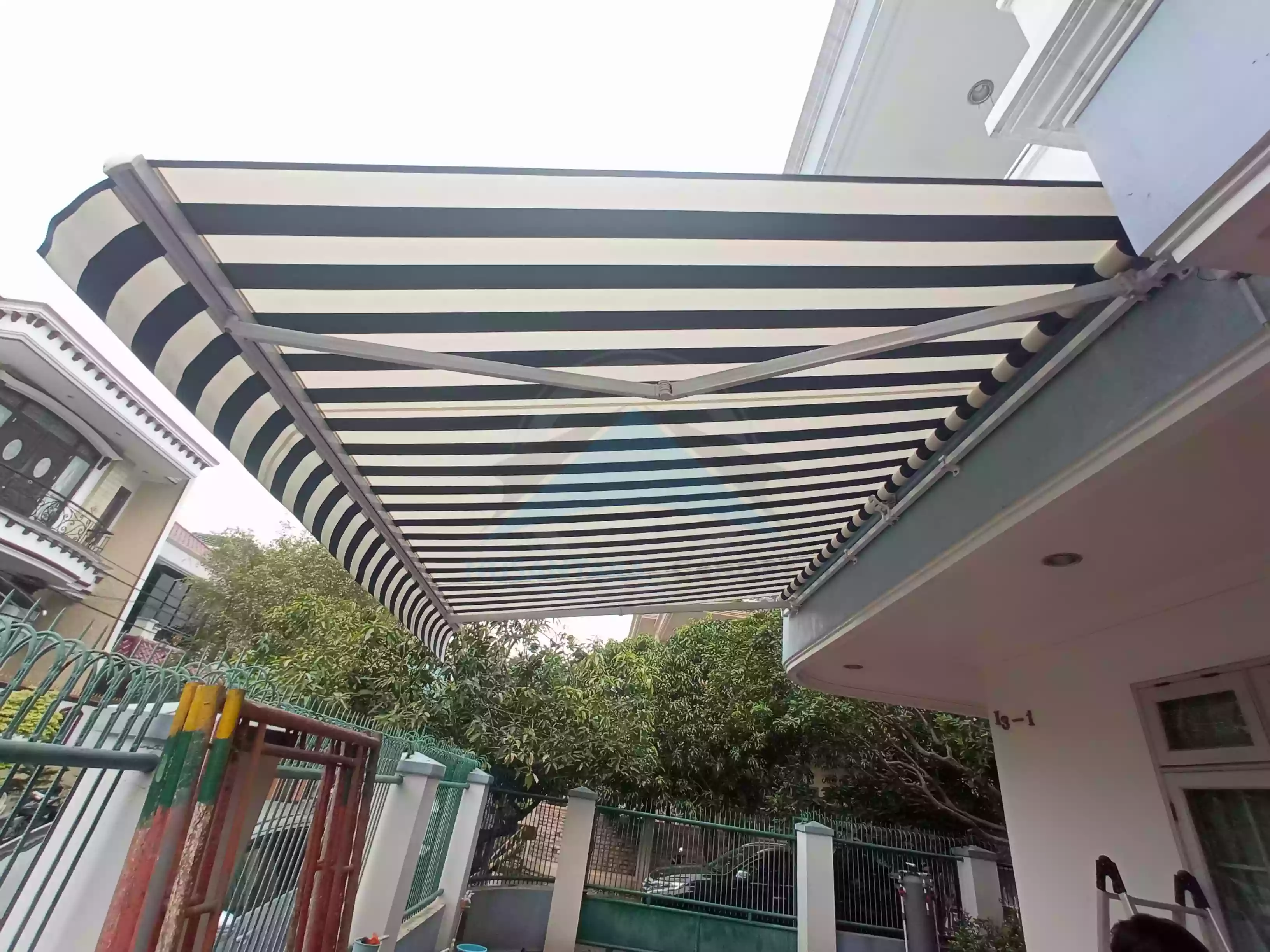 Pemasangan Awning Gulung manual dan otomatis