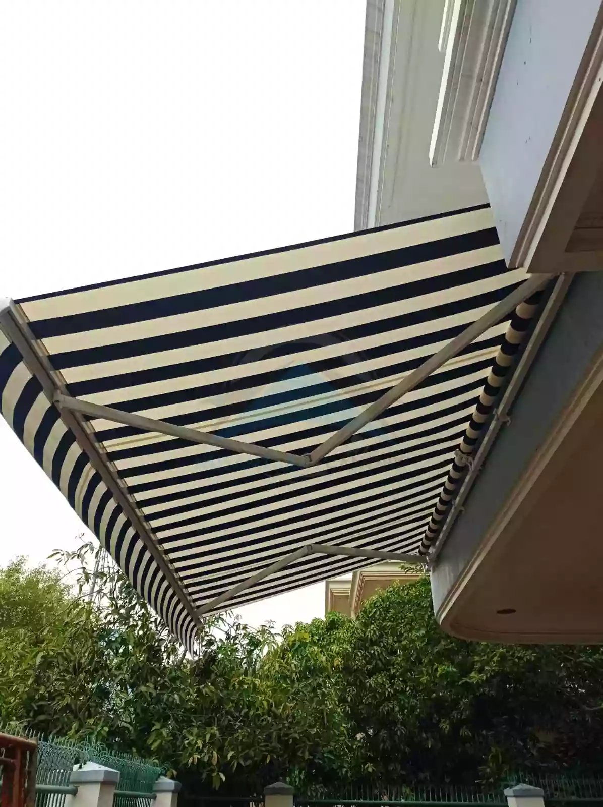 Contoh pemasangan awning gulung pada area komersial
