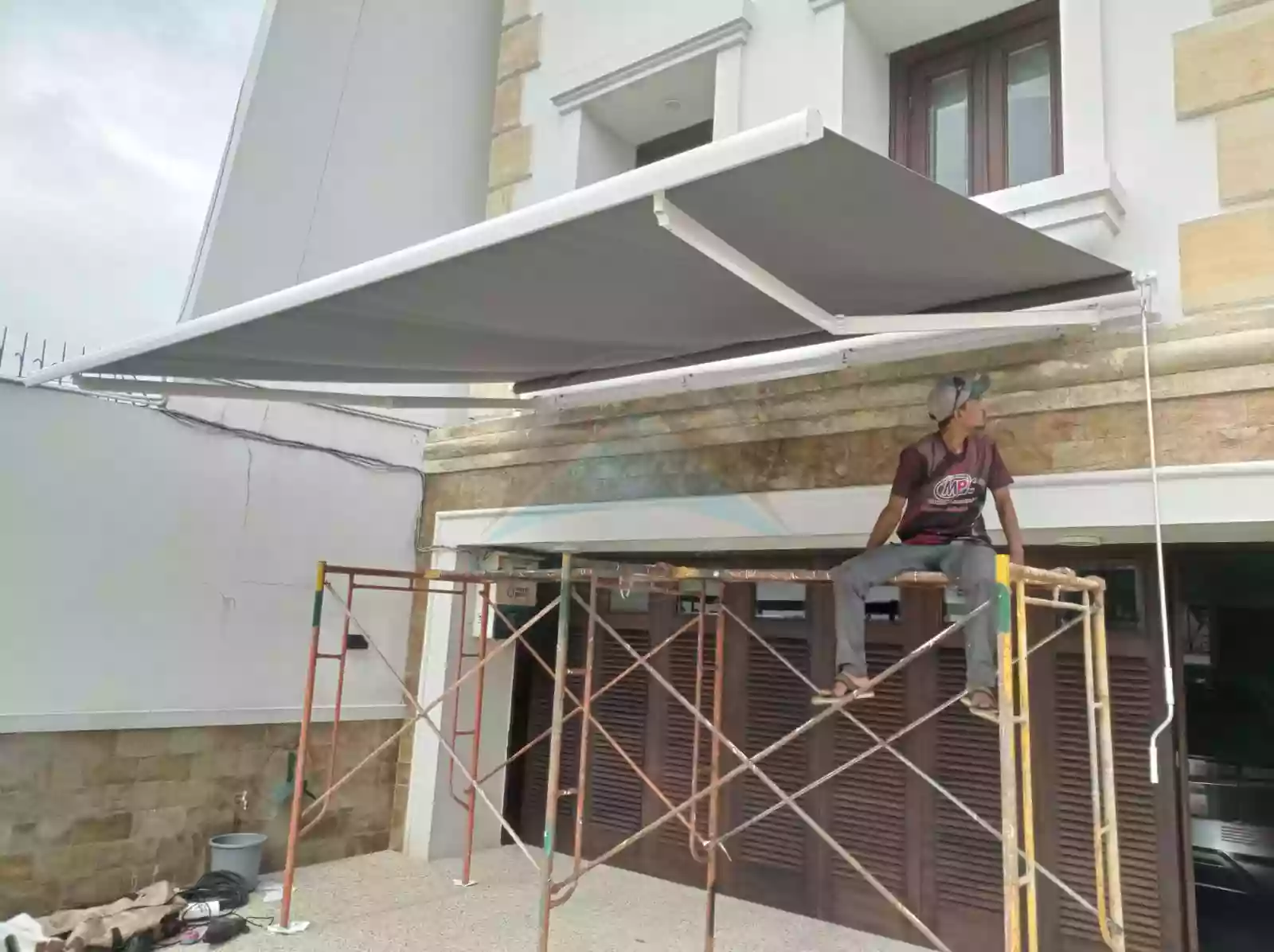 Pemasangan awning gulung - Proyek 3