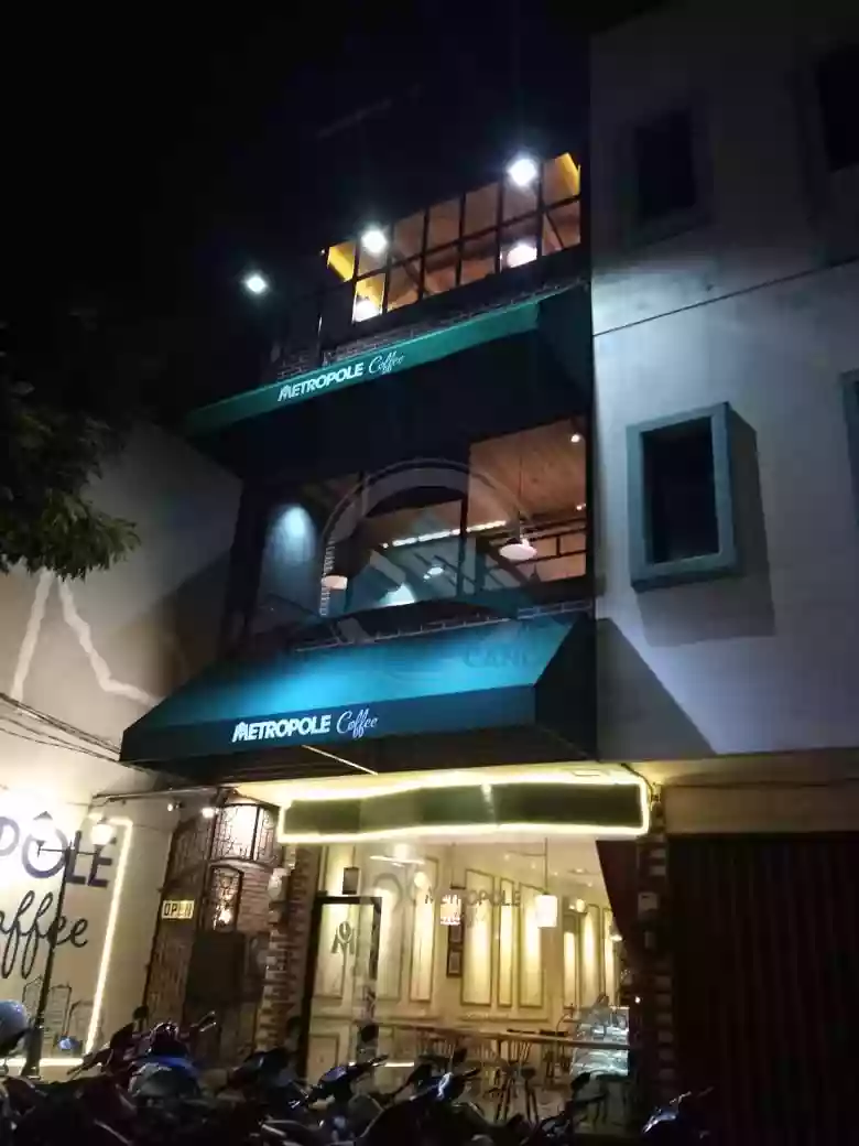 Pemasangan kanopi kain PVDF untuk area parkir komersial