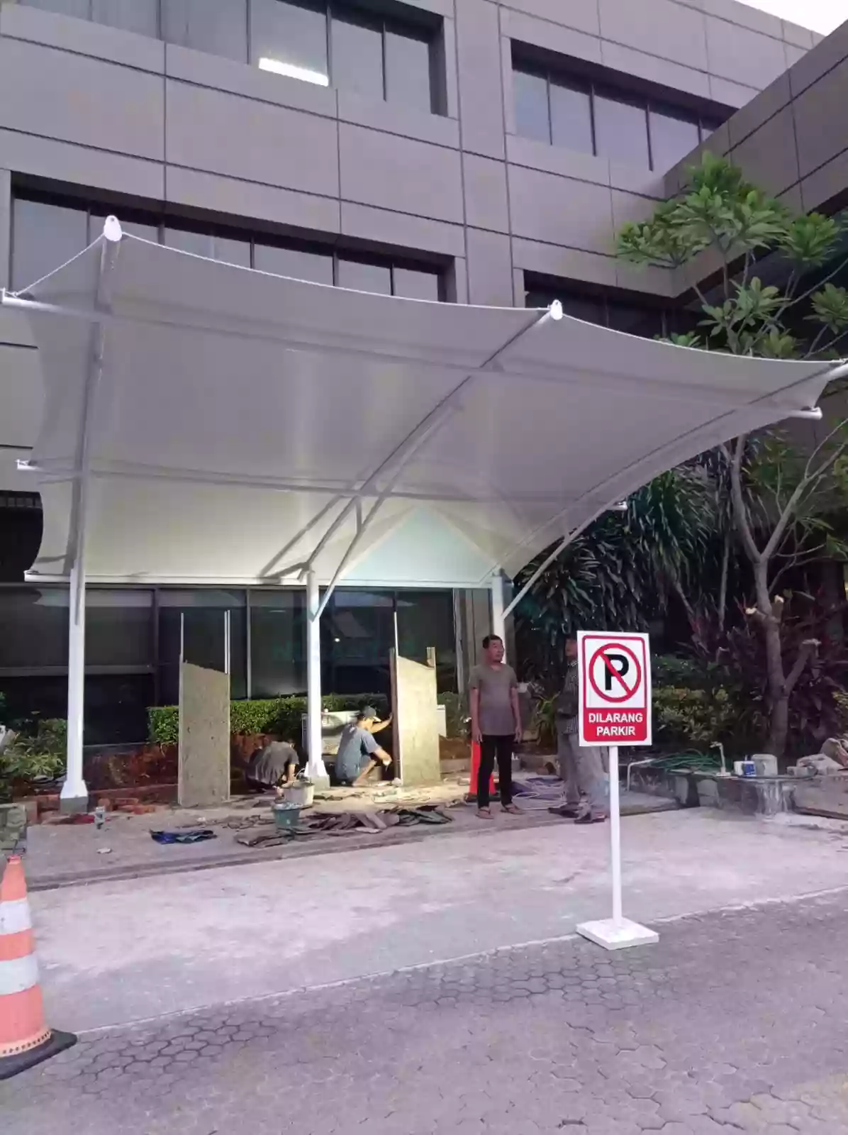Tenda membrane dengan desain arsitektural modern